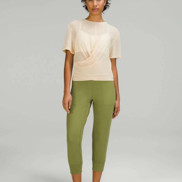 Lululemon  Lightweight Mesh Reversible Yoga T-Shirt
in Prosecco Size 8 / 10 - Picture 2 of 5